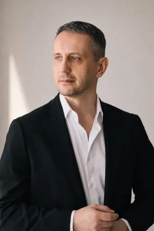 Портрет Александра Лосева крупным планом