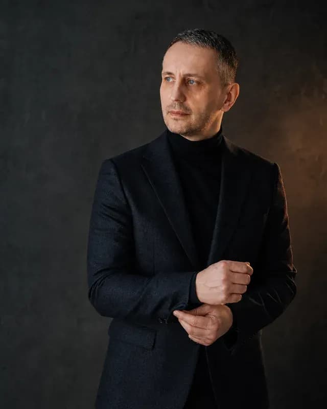 Александр Лосев поправляет манжету